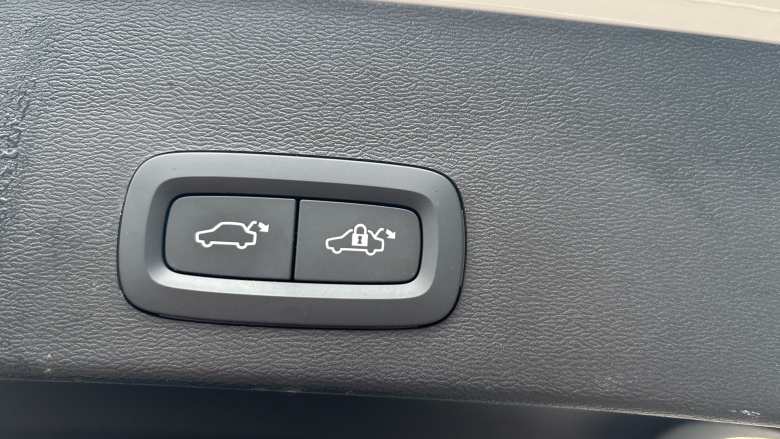 Volvo XC40 2.0 B4P Ultimate Dark 5dr Auto Petrol Estate